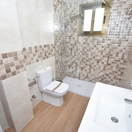 Modern Walking Distance To Shops And Apartment *