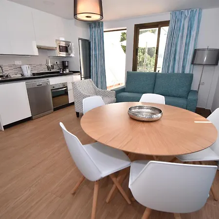 Modern Walking Distance To Shops And Apartment