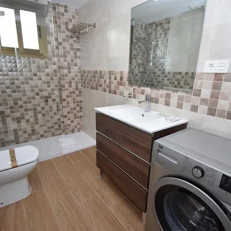 Modern Walking Distance To Shops And Apartment *